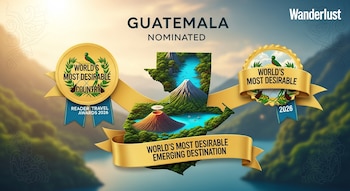 Logo Wanderlust, texto Guatemala Nominada, mapa del país con volcanes y lagos, dos medallas y cintas doradas que muestran premios de viaje 2026.