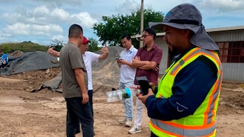 Funcionarios y personal técnico inspeccionan