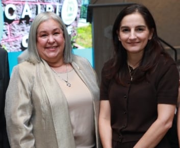 La ministra de Desarrollo Social, Beatriz Carles de Arango (izq) y Carolina Freire, especialista de Protección Social del BID y coautora del estudio.