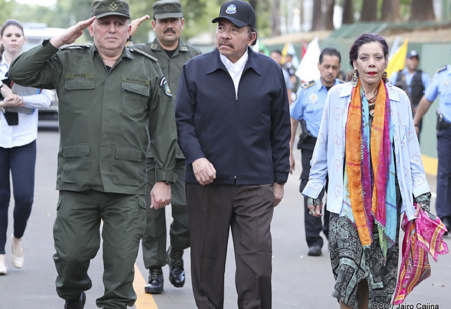 En Nicaragua hay 27 altos funcionarios sancionados por el Departamento del Tesoro de Estados Unidos, entre ellos está el general Julio César Avilés, a quien se ve en la gráfica a la par de Ortega y Rosario Murillo. (Foto tomada de 19 Digital)