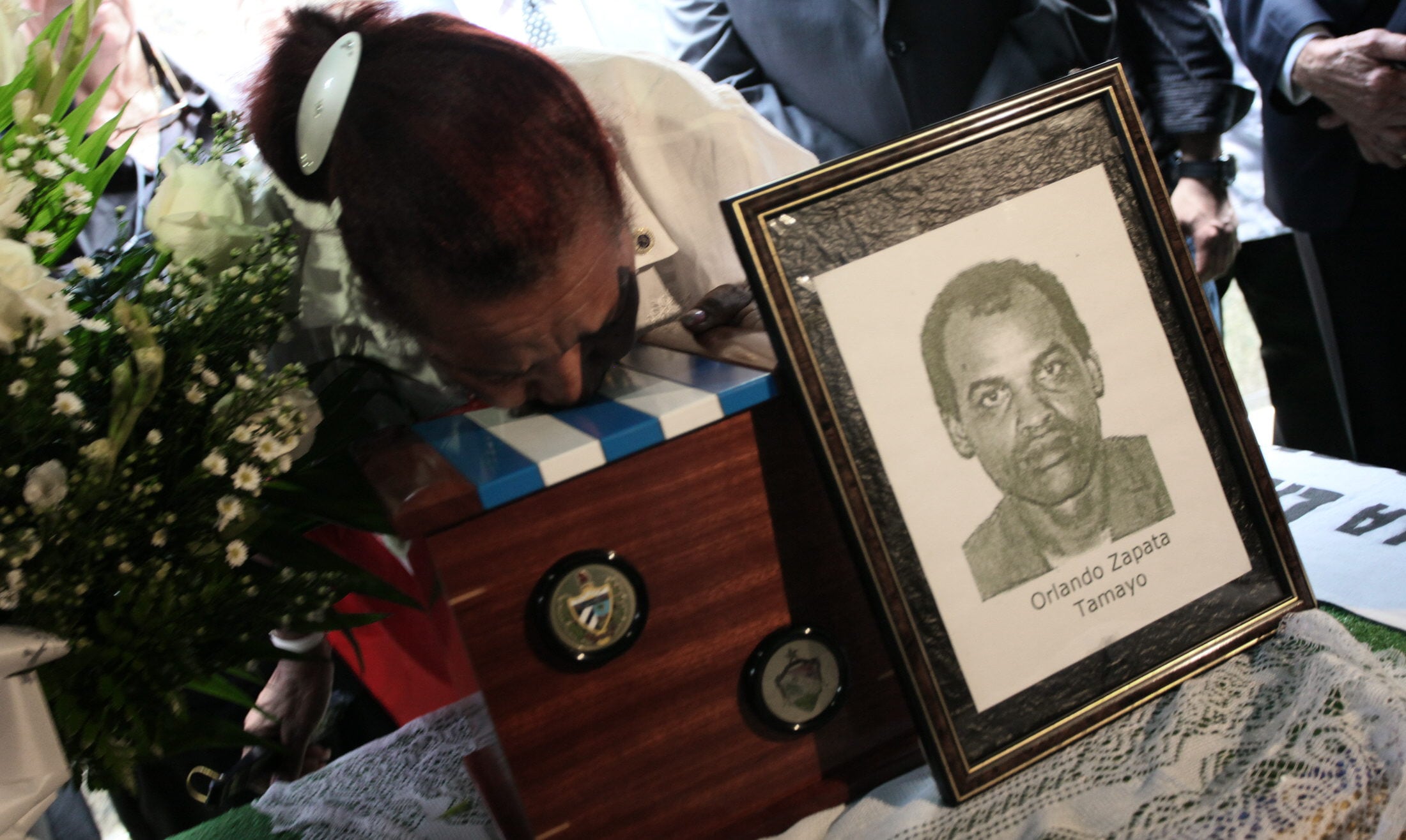 La madre del fallecido disidente Orlando Zapata Tamayo se despide de los restos de su hijo en el cementerio Memorial Park en Miami, Florida (EEUU). EFE/Archivo/Zayra Mo