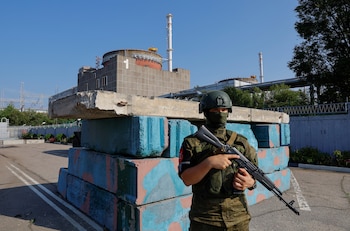 Un militar ruso monta guardia