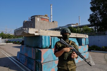 Un militar ruso monta guardia