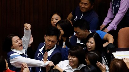 Legisladores taiwaneses se fueron a los golpes en medio de una amarga disputa sobre reformas parlamentarias