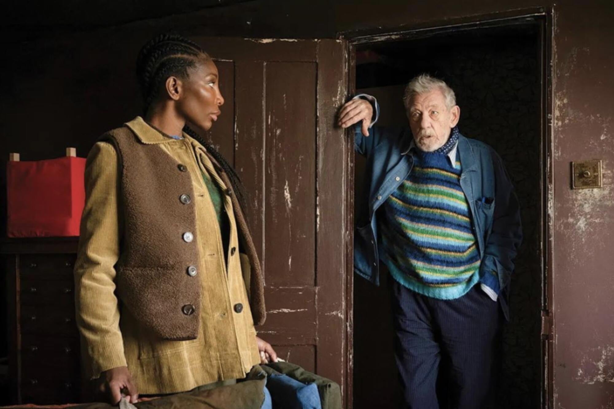 McKellen protagoniza The Christophers junto a Michaela Coel, Jessica Gunning y James Corden.(Créditos: NEON)