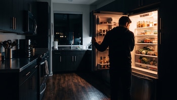 El consejo de los nutricionistas para frenar el picoteo nocturno sin pasar hambre