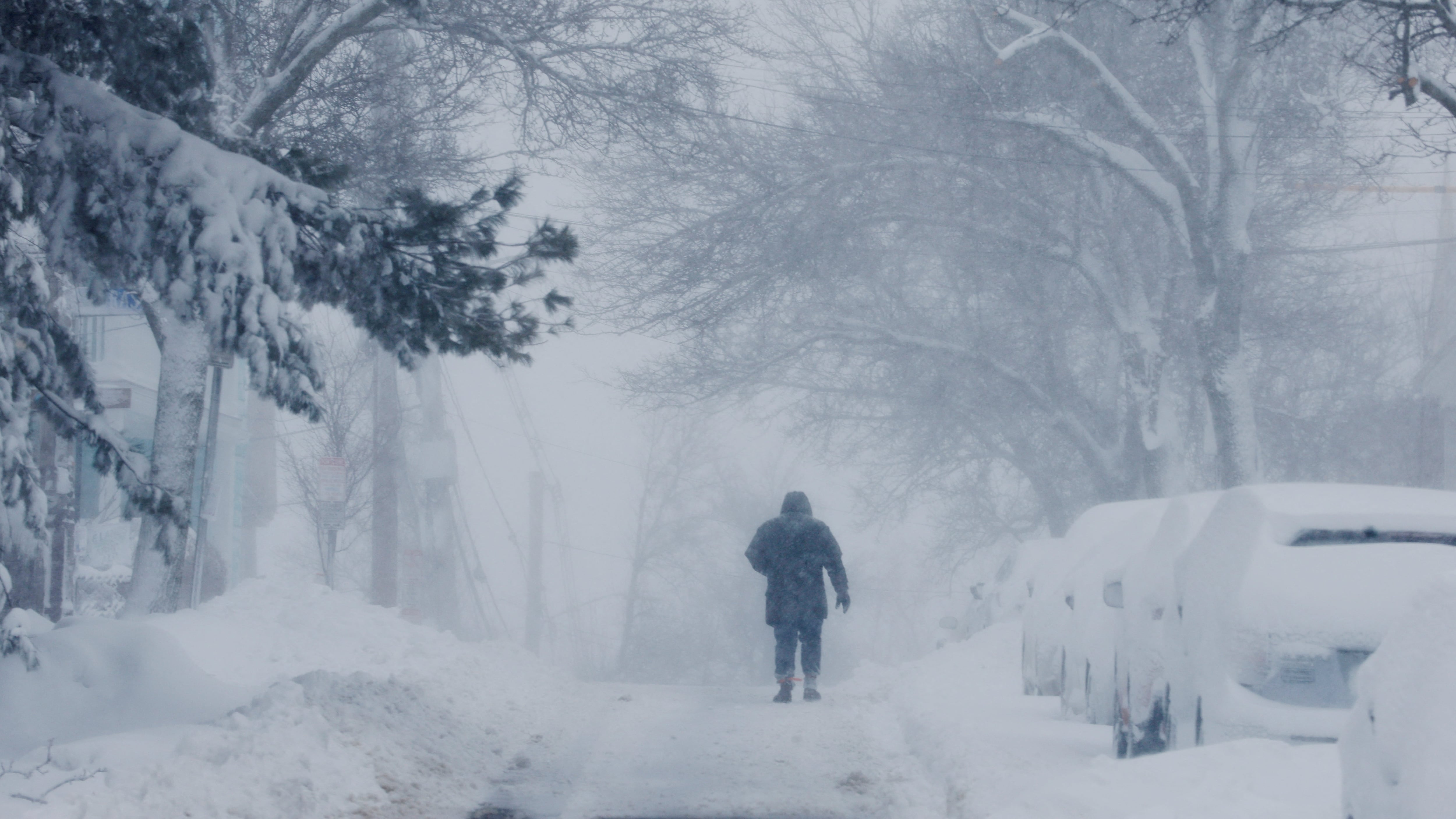 Las tormentas invernales consecutivas dejaron acumulaciones récord de nieve y ráfagas de viento de hasta 120 km/h en el norte de Estados Unidos. (REUTERS/Brian Snyder)