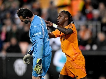 Vinicius Júnior golpea al portero