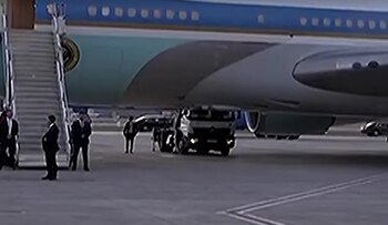 Poco después de que abordara Trump, un camión de catering se estacionó junto al Air Force One. Trump subió en ese container (captura de video/Reuters)