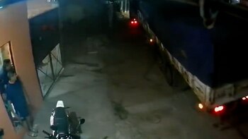 El camión destrozó casas, chocó