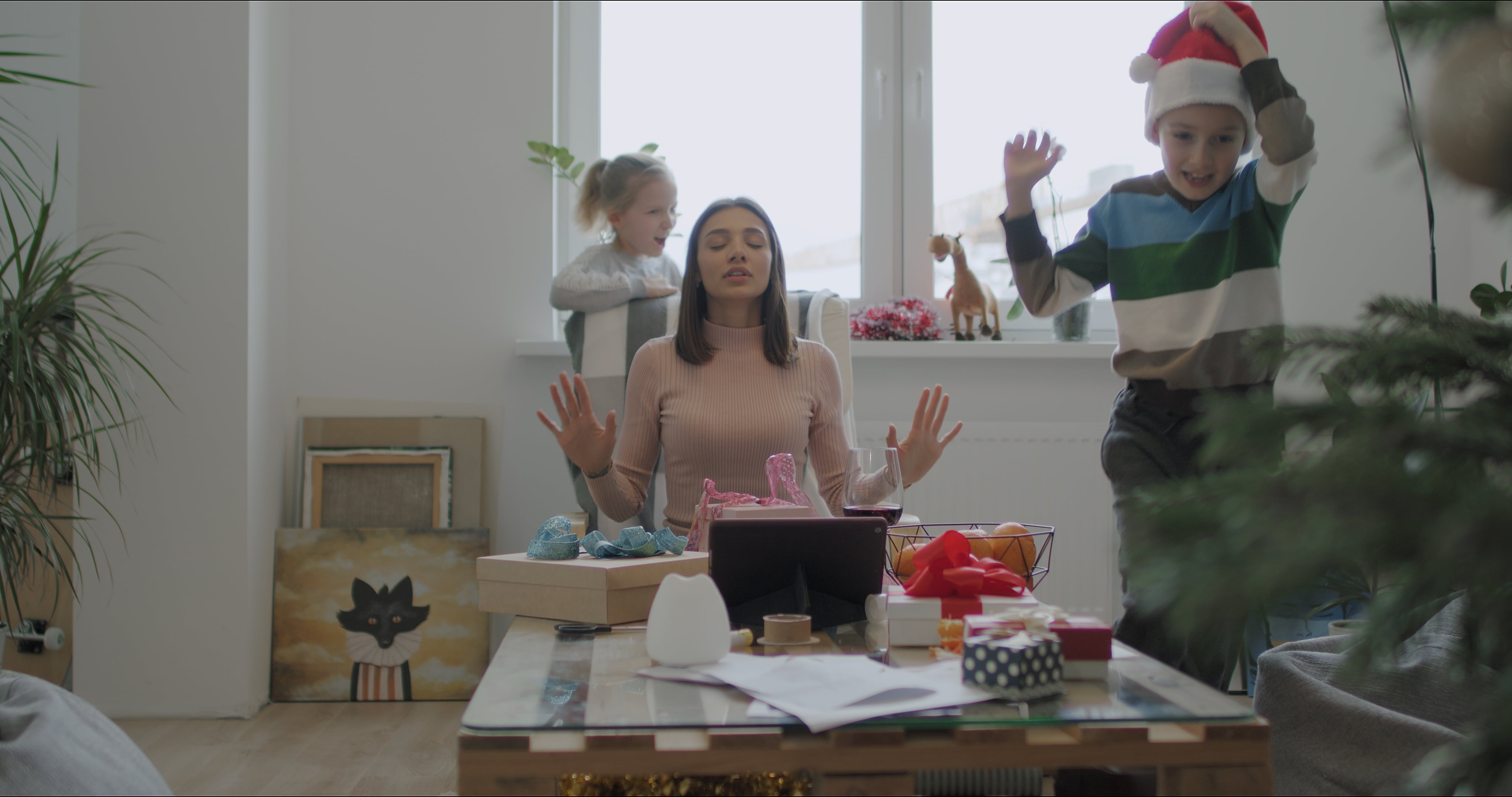 Expertos atribuyen el incremento del estrés en Navidad a cambios en rutinas, presiones económicas y la exigencia de cumplir con tradiciones festivas (AdobeStock)