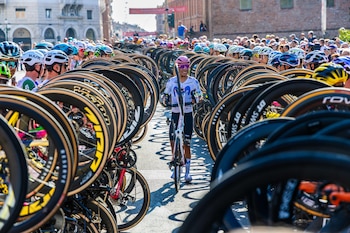 Nairo Quintana durante el pasillo de honor que le hizo el pelotón general antes de correr el Giro de Emilia, el 3 de octubre de 2026-crédito Filippo Rubin/EFE/EPA