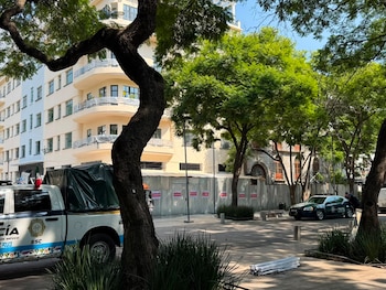 Construyen hotel en el Trevi pese a sellos de clausura
(RS)