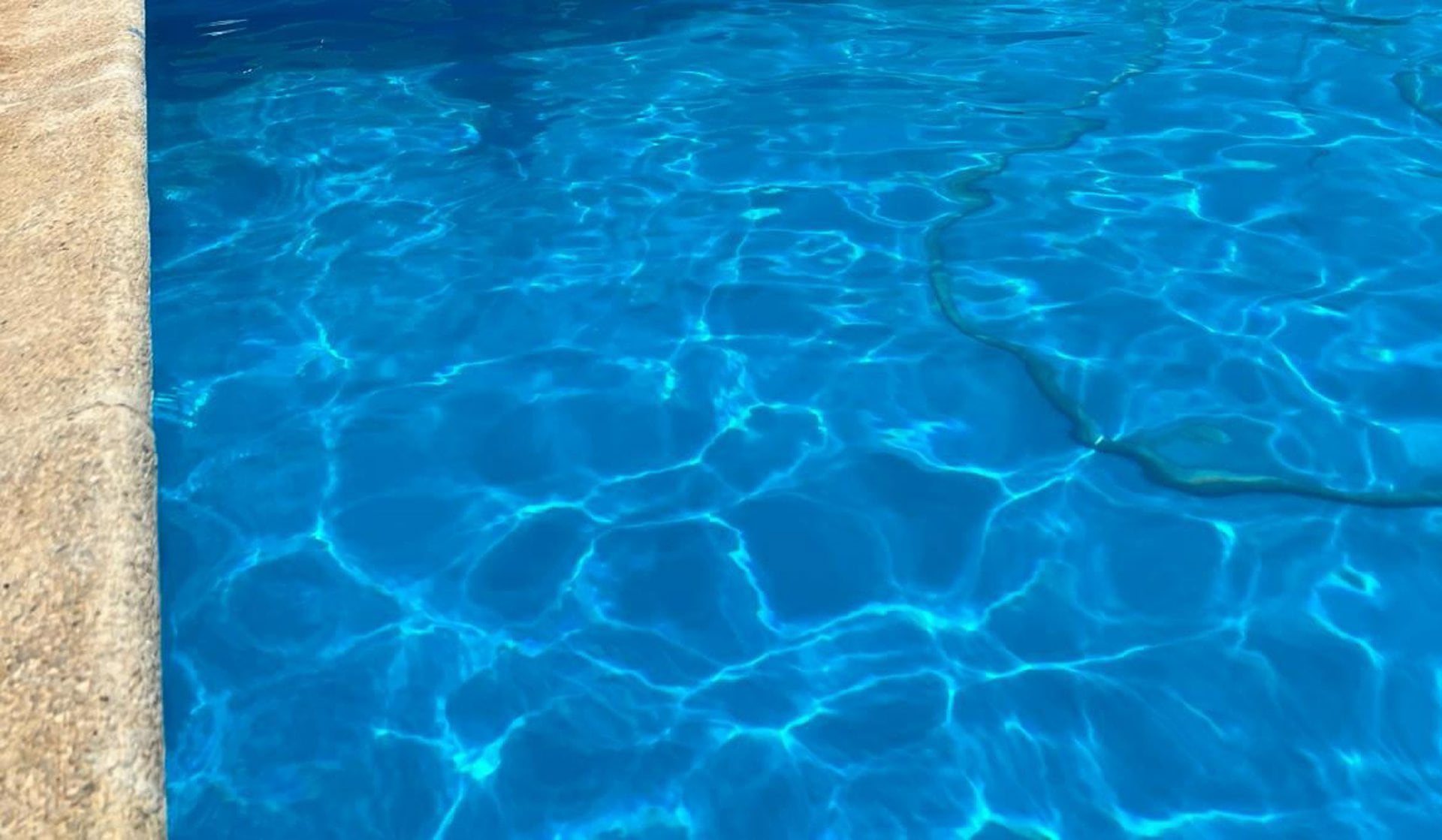 Investigan el fallecimiento de un joven en una piscina en Málaga capital