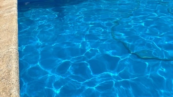 Investigan el fallecimiento de un joven en una piscina en Málaga capital