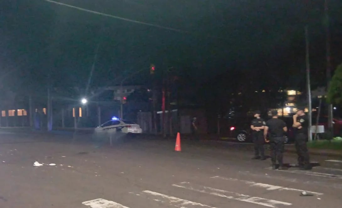 El hombre fue arrollado y el conductor del auto se fugó