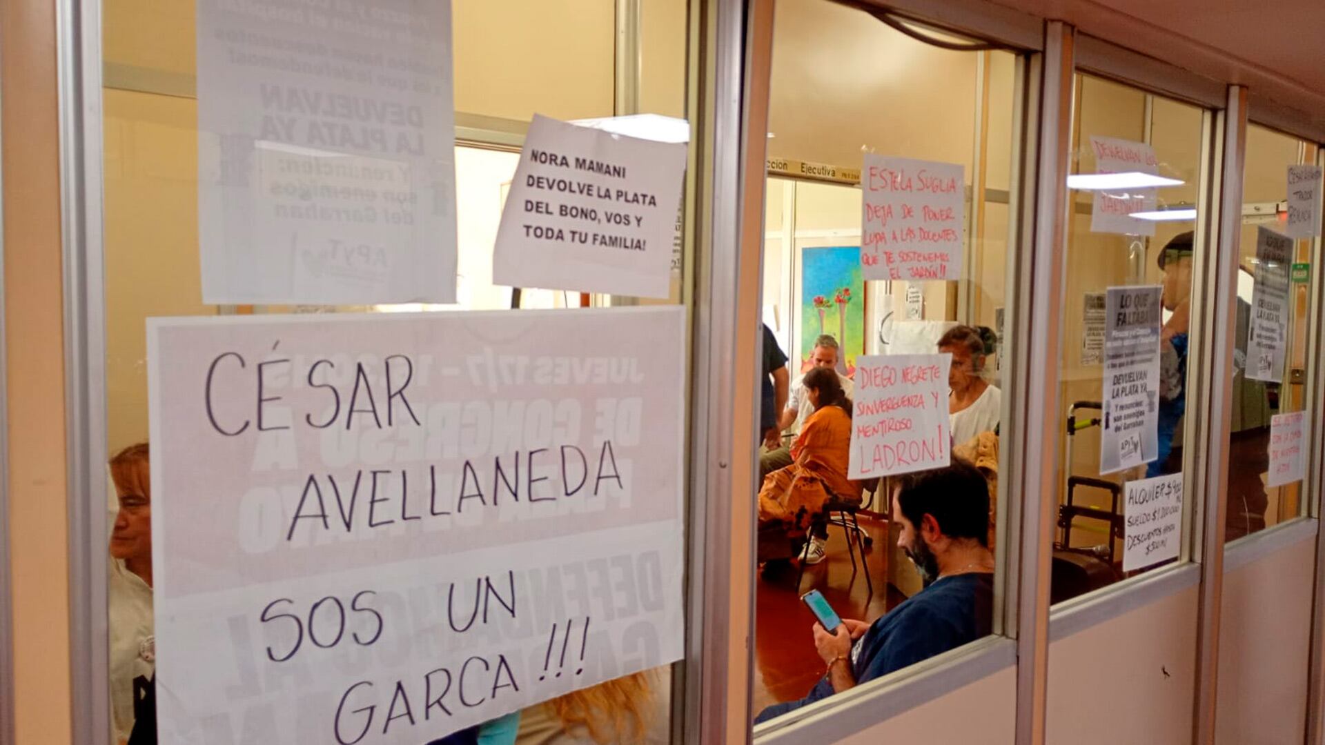 La APyT colocó dentro del hospital carteles con insultos a los directivos