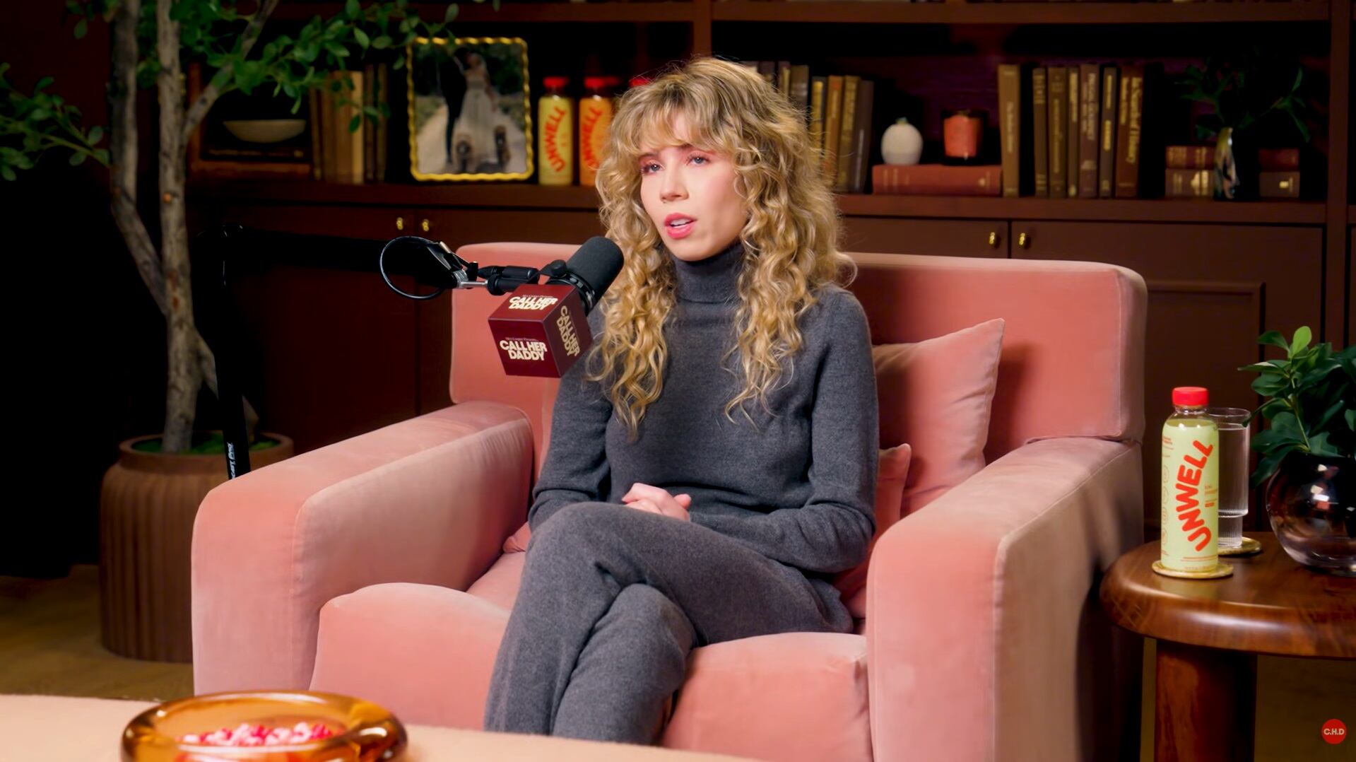 Jennette McCurdy relata en el pódcast Call Her Daddy cómo la escritura y la terapia fueron claves para superar su trastorno alimentario y redefinir su identidad (YouTube: Call Her Daddy)