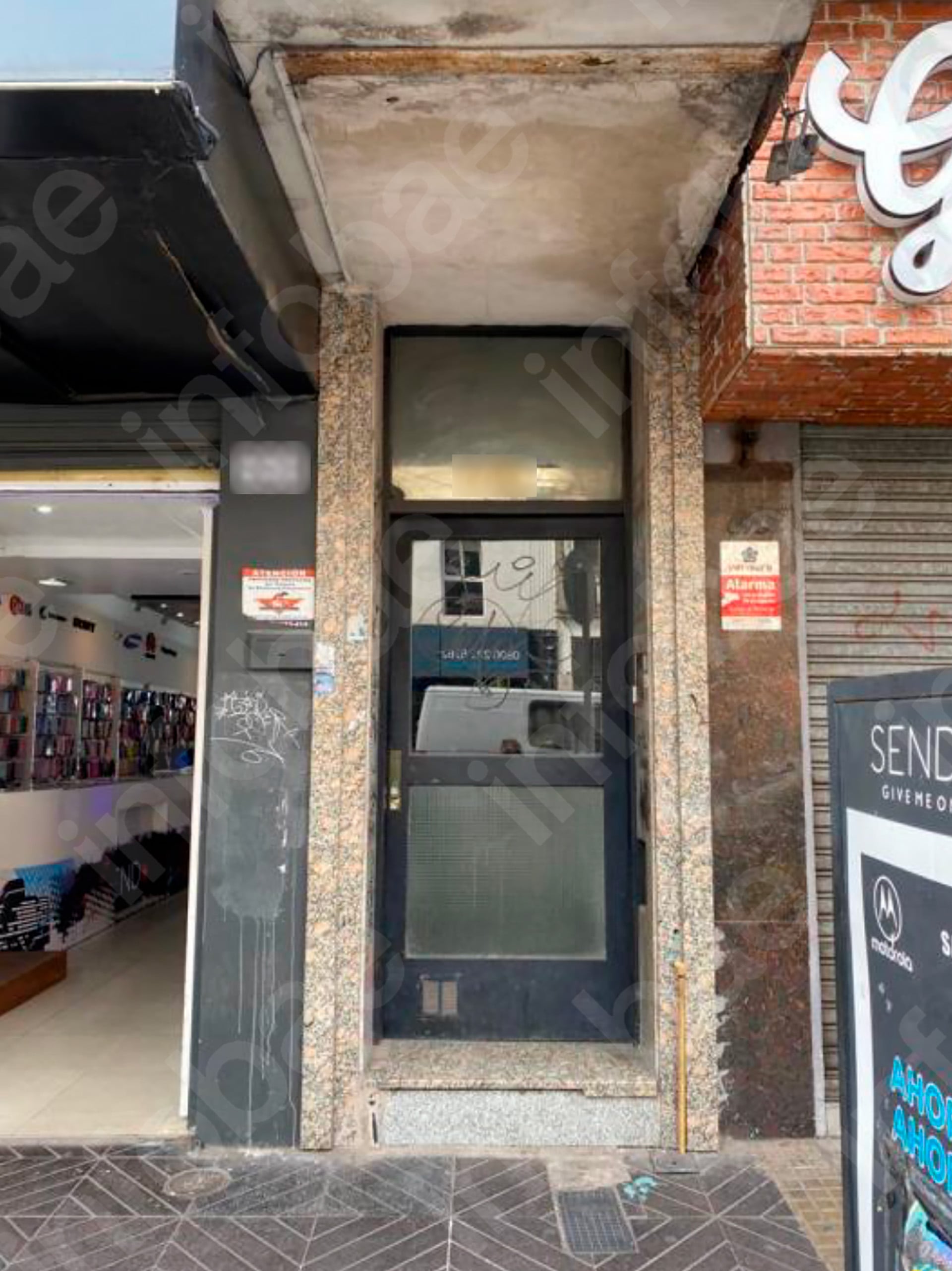 La sentencia de primera instancia vinculó el accidente con las condiciones de seguridad de la puerta del edificio y ordenó comunicar la decisión a la municipalidad. Imagen del informe pericial (Poder Judicial)
