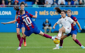 La delantera del Eibar, Esperanza Pizarro, con el balón ante las jugadoras del FC Barcelona (EFE / Andreu Dalmau)