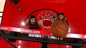 El tiro mágico de Stephen Curry que cautiva a la NBA: el extraño efecto del balón que llegó a tocar arriba del tablero