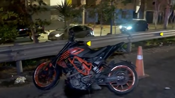 El accidente ocurrió durante la madrugada, a la altura del puente Perales, en el sentido de norte a sur. Una mujer que viajaba como copiloto resultó gravemente herida - Créditos: Captura de pantalla de Latina.