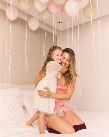 Madre e hija, abrazadas, en medio de la celebración por los cuatro años de Ariana (Instagram)