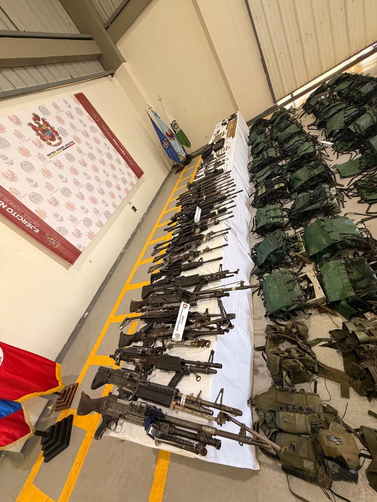Las operaciones permitieron la incautación de 19.778 municiones, 926 artefactos explosivos, 427 explosivos y 258 armas entre cortas, largas y de acompañamiento - crédito prensa Fuerzas Militares