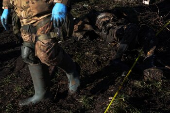 Un soldado ucraniano camina junto