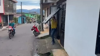 El hombre sorprendió con la acción, aunque algunos internautas creen que es actuado por el valor del electrodoméstico - crédito esviralvzla / Instagram