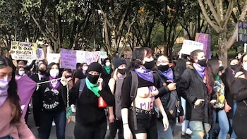 Periodista denuncia que mujeres manifestantes