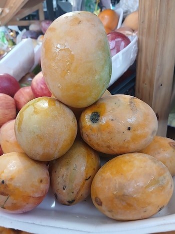 El mango es una fruta de temporada que se venden en la mayoría de mercados y pequeños puestos de venta en San Salvador./ (Roxana Lemus)