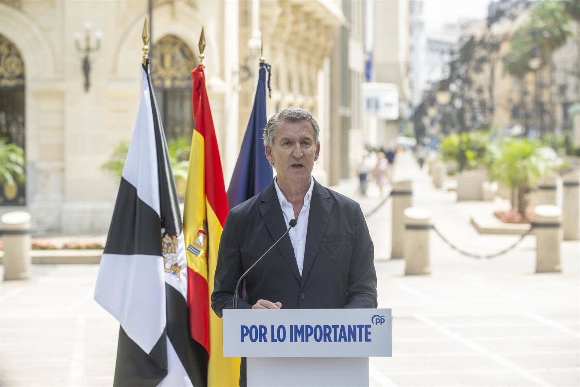 01/08/2026 El presidente del Partido Popular, Alberto Núñez Feijóo, ofrece declaraciones a los medios, a 1 de agosto de 2026, en Ceuta (España). Feijóo se ha reunido con el presidente de la ciudad autónoma de Ceuta para analizar la crisis migratoria de los últimos días.
POLITICA
Marcos Moreno - Europa Press