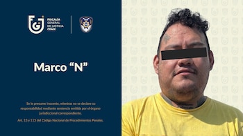 Retrato de un hombre de cabello oscuro y barba, con tatuajes visibles en la frente y el cuello, vistiendo una camiseta amarilla, con sus ojos censurados