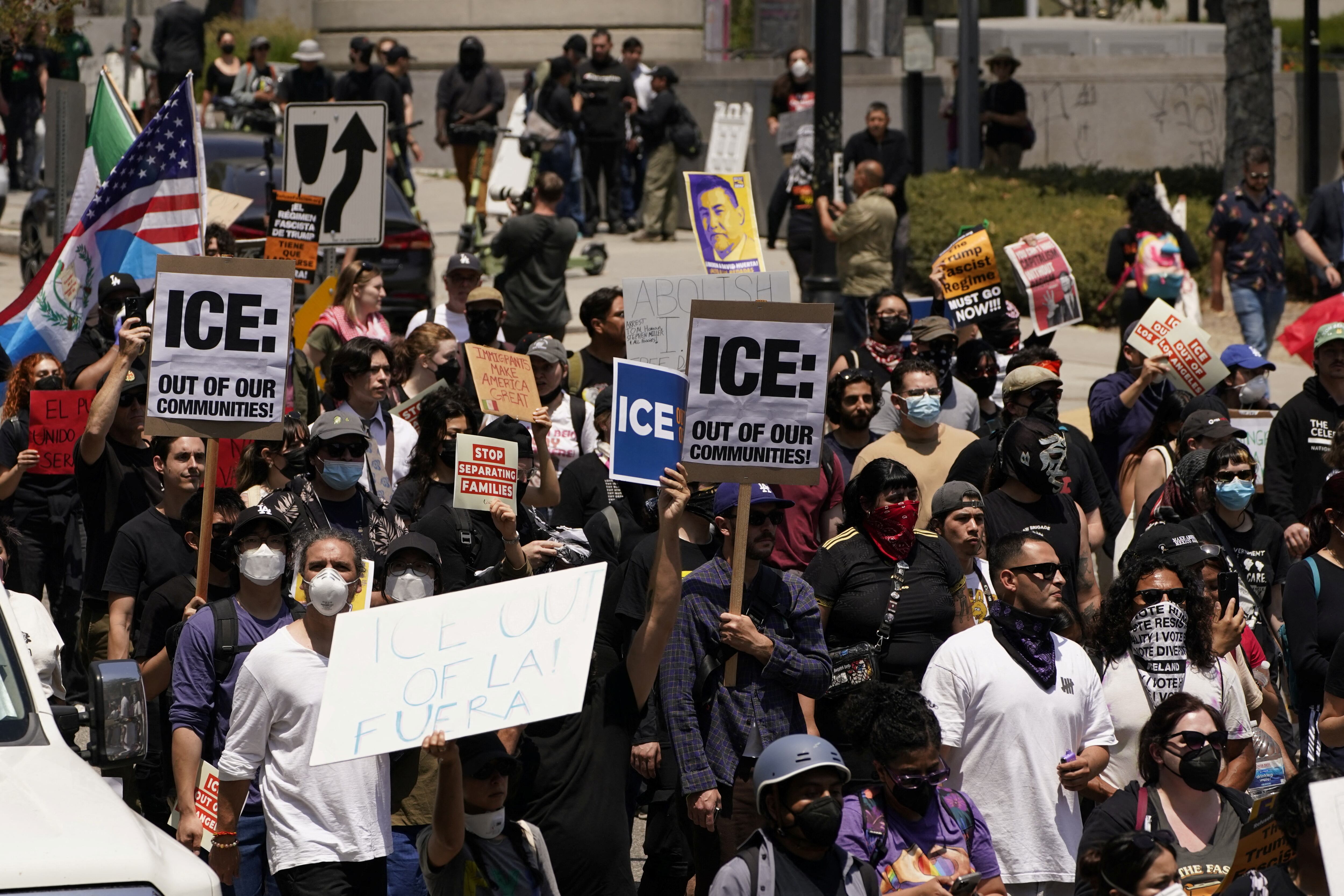 La llegada de la Guardia Nacional siguió a dos días de protestas que comenzaron el viernes en el centro de Los Ángeles (REUTERS/David Ryder)
