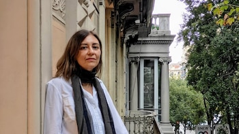 María José Viera-Gallo narra en 'Tú también eres extraña' el exilio "desprovisto de épica política"