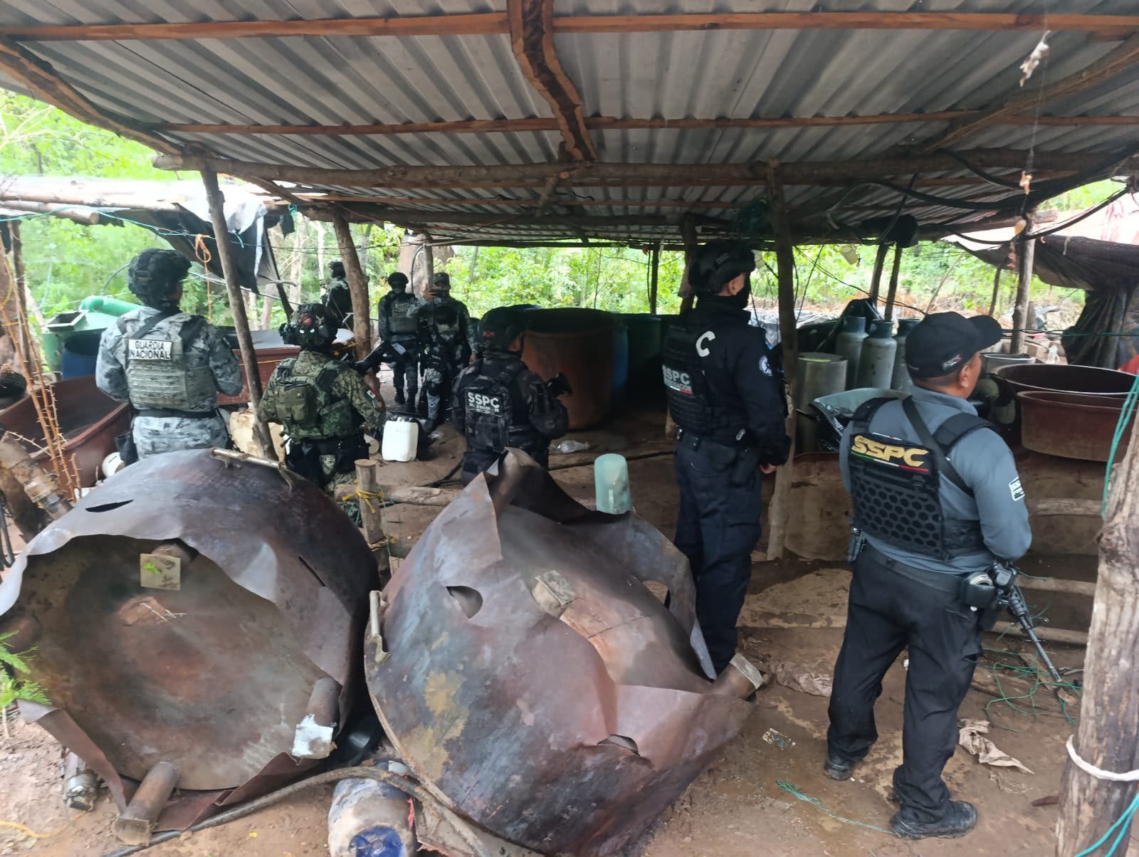 Entre los materiales asegurados había más de 60 tanques de gas, 150 costales de sosa cáustica y 663 kilogramos de cloruro de amonio, sustancias utilizadas en los procesos de fabricación de drogas sintéticas. (Crédito: @OHarfuch)