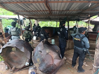 Entre los materiales asegurados había más de 60 tanques de gas, 150 costales de sosa cáustica y 663 kilogramos de cloruro de amonio, sustancias utilizadas en los procesos de fabricación de drogas sintéticas. (Crédito: @OHarfuch)