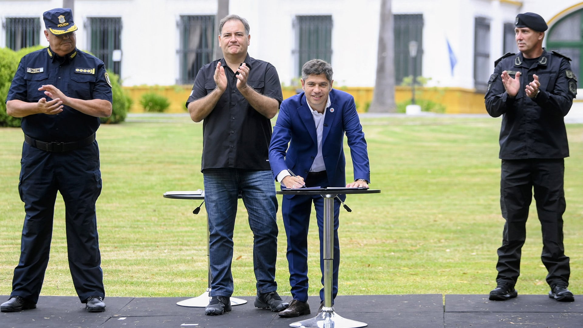 Axel Kicillof e intendentes en acto con Policía bonaerense