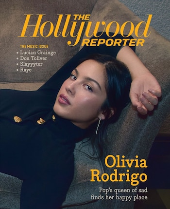 Portada de la revista The Hollywood Reporter con Olivia Rodrigo recostada en un sofá vistiendo una blusa negra