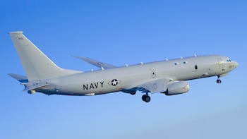 Tensión en Asia: un avión militar estadounidense sobrevoló el estrecho de Taiwán y el régimen chino vigiló la operación