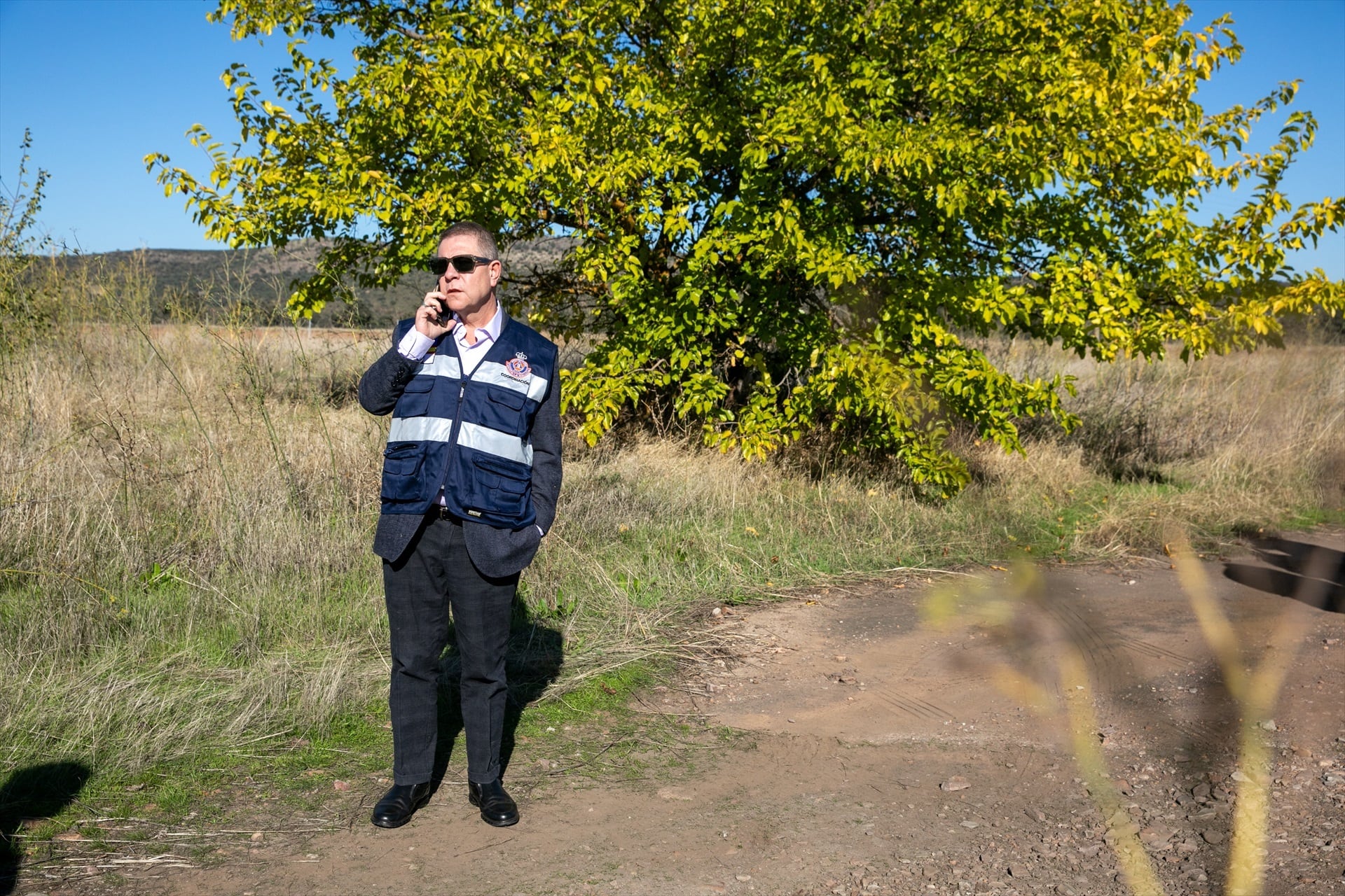 El presidente de Castilla-La Mancha, Emiliano García-Page, trabaja sobre el terreno tras la colisión entre dos trenes en Urda, Toledo. (Juanma Jiménez / Europa Press)