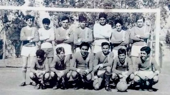 El primero de pie, a