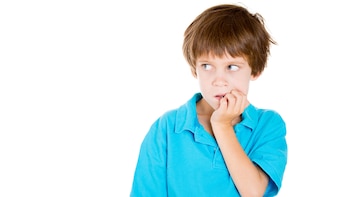 Morderse las uñas es un mecanismo de afrontamiento ante el estrés y la ansiedad, perpetuando el malestar psicológico