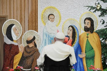 El Papa Francisco observa un