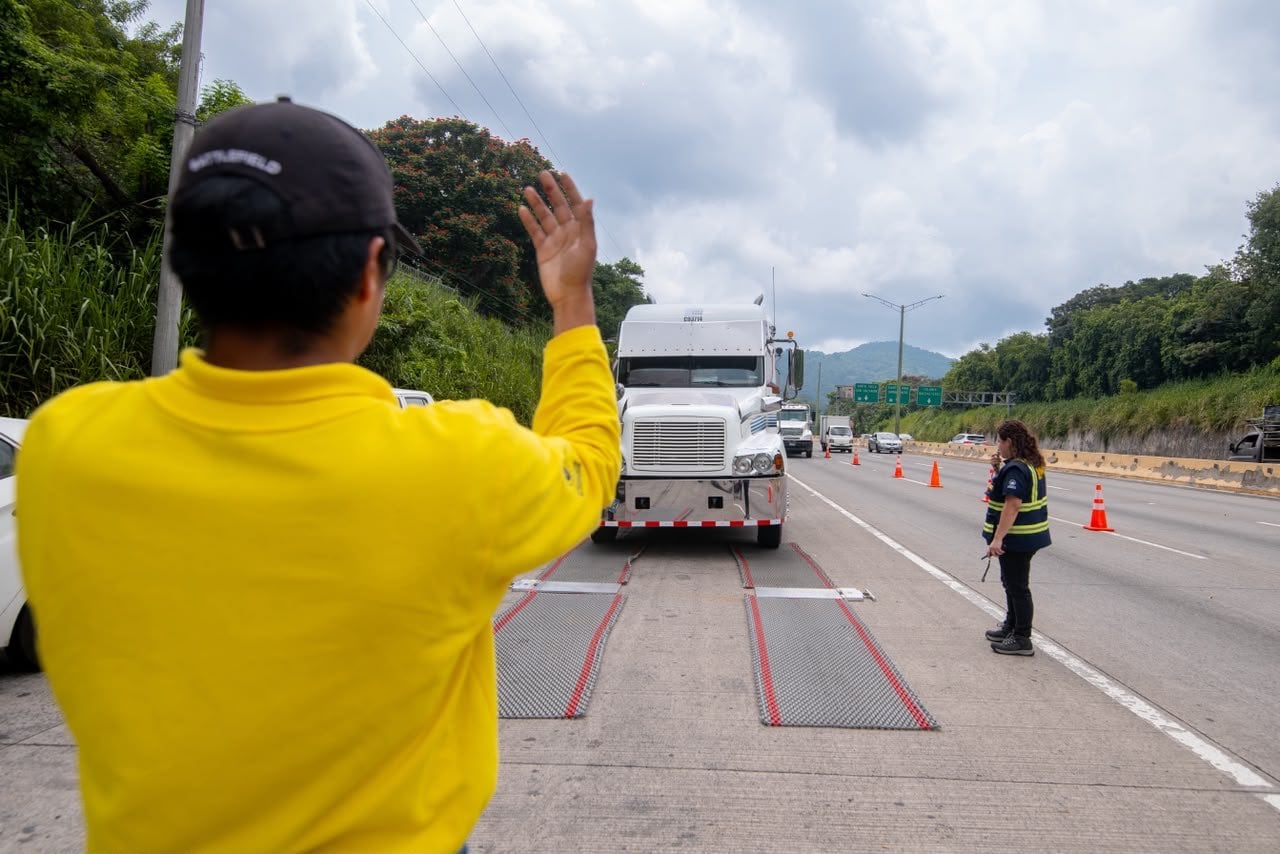 El VMT intensifica los operativos de pesaje y revisión técnica en carreteras para fiscalizar que las flotas comerciales cumplan con las normativas de peso y seguridad vial (Cortesía: MOPT).