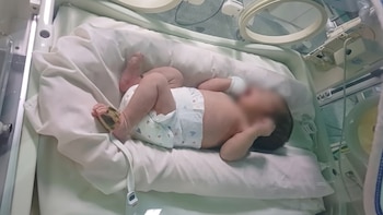 Córdoba: una madre llamó desesperada al 911 porque su bebé se había ahogado con leche y una policía lo salvó