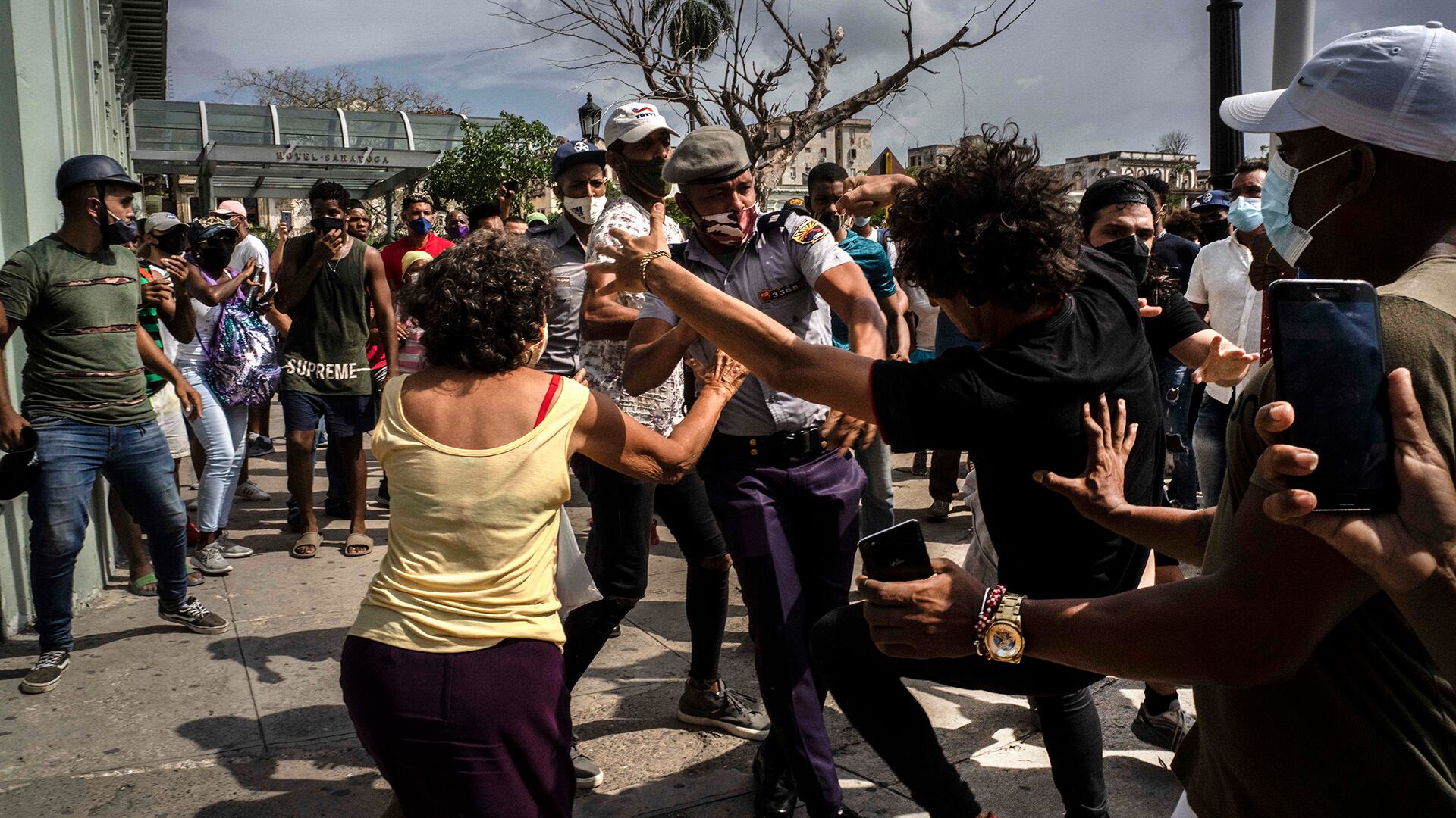 Policías detienen a un manifestante durante una protesta en La Habana, Cuba, el domingo 11 de julio de 2021. Ese día, miles de personas salieron a las calles en varias ciudades del país (Foto AP/Ramón Espinosa)