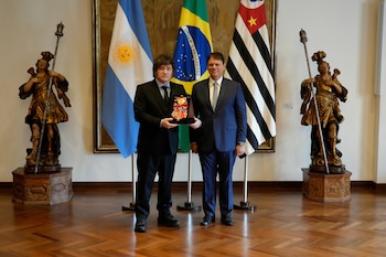 El Presidente Javier Milei junto al Gobernador del Estado de San Paulo, Tarcísio de Freitas, quien le otorgó la Orden de Ipiranga, la máxima condecoración honorífica paulista.