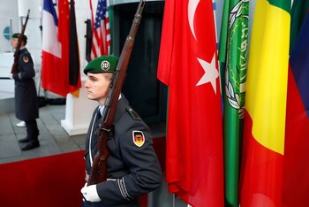 Soldados alemanes hacen guardia en